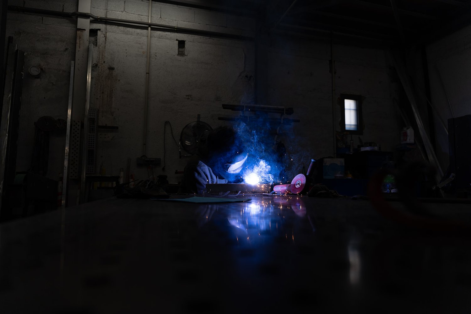 Arc de soudure dans la pénombre de l'atelier