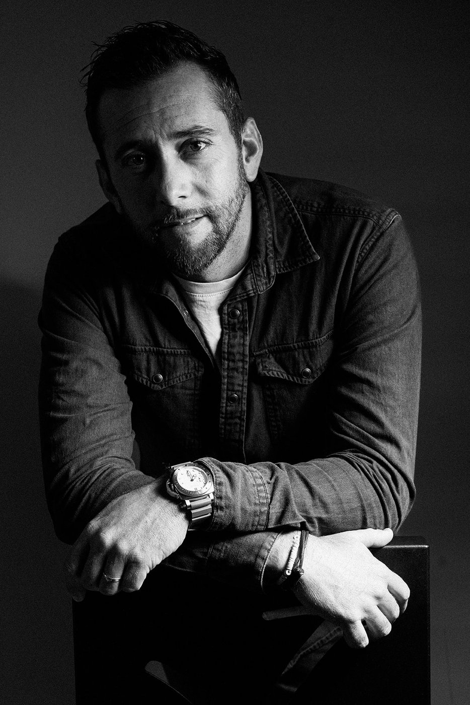 Portrait corporate en noir et blanc, lumière travaillée