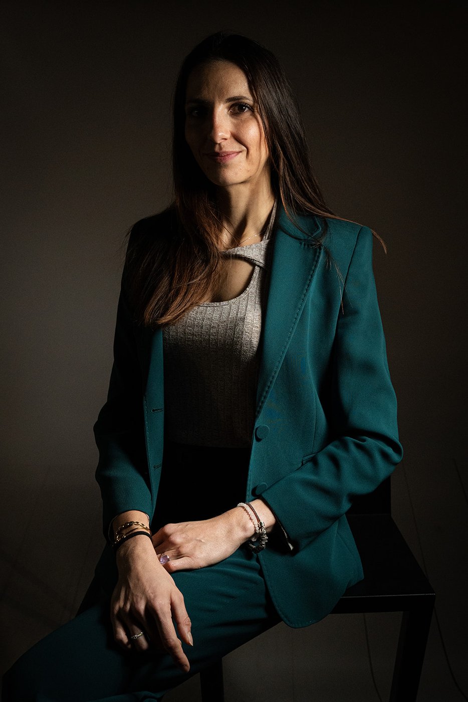 Portrait corporate en studio mobile, fond sombre