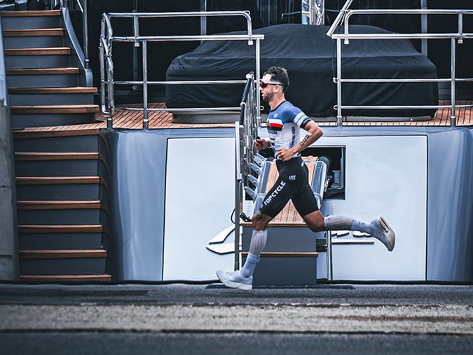 Triathlon de Cannes — athlète et yacht