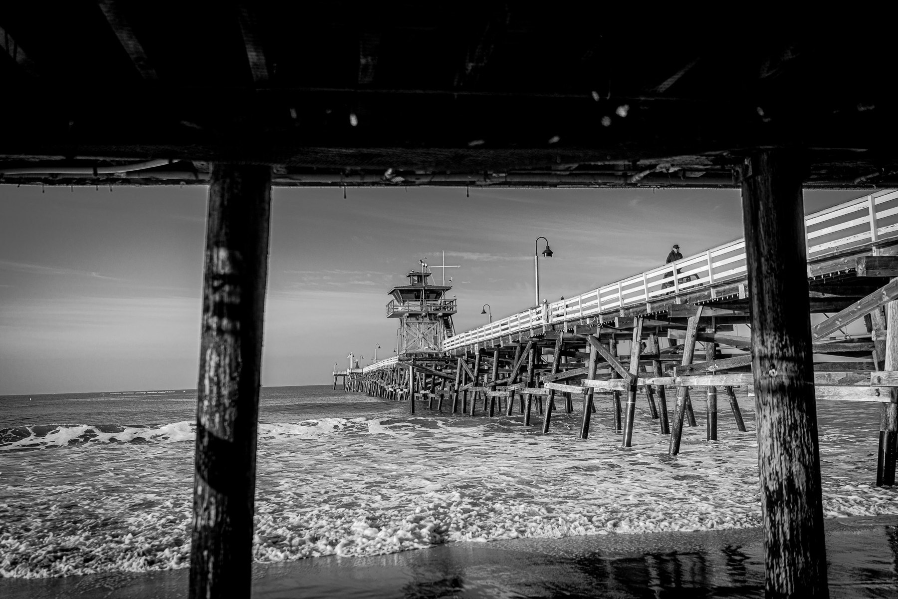 Jetée en bord de mer, en noir et blanc