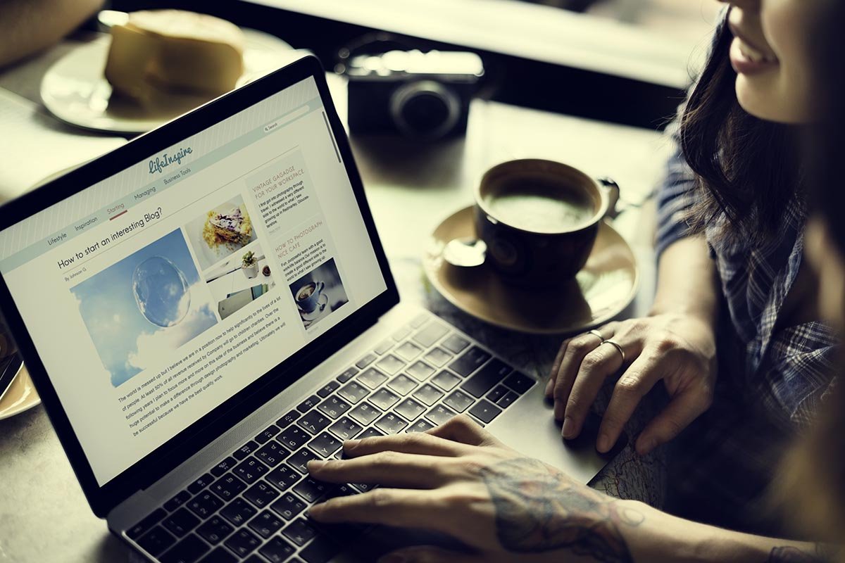 Consultation d'un site web sur un ordinateur portable